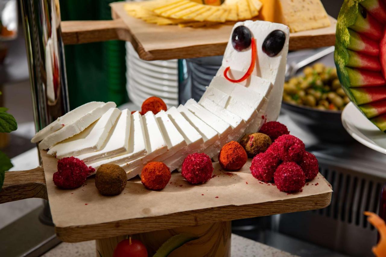Park Inn By Radisson Makkah Aziziyah La La Mecca Esterno foto A cheese board with a cheese cat