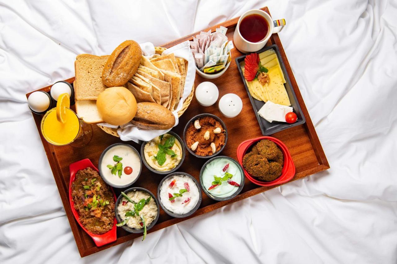 Park Inn By Radisson Makkah Aziziyah La La Mecca Esterno foto A typical breakfast in India