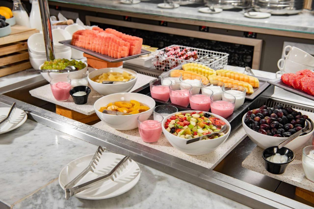 Park Inn By Radisson Makkah Aziziyah La La Mecca Esterno foto A buffet breakfast at a luxury hotel