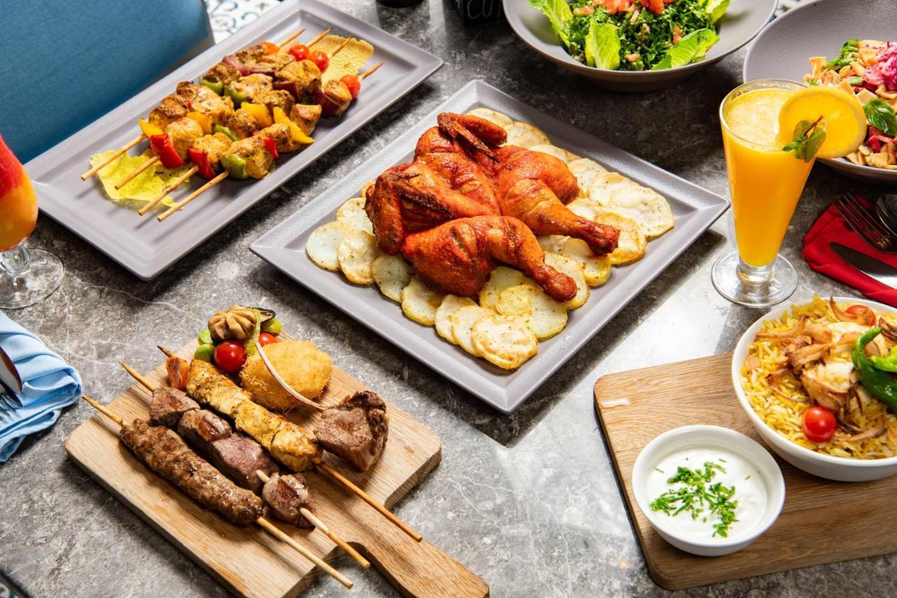 Park Inn By Radisson Makkah Aziziyah La La Mecca Esterno foto Various food items from the menu of the restaurant