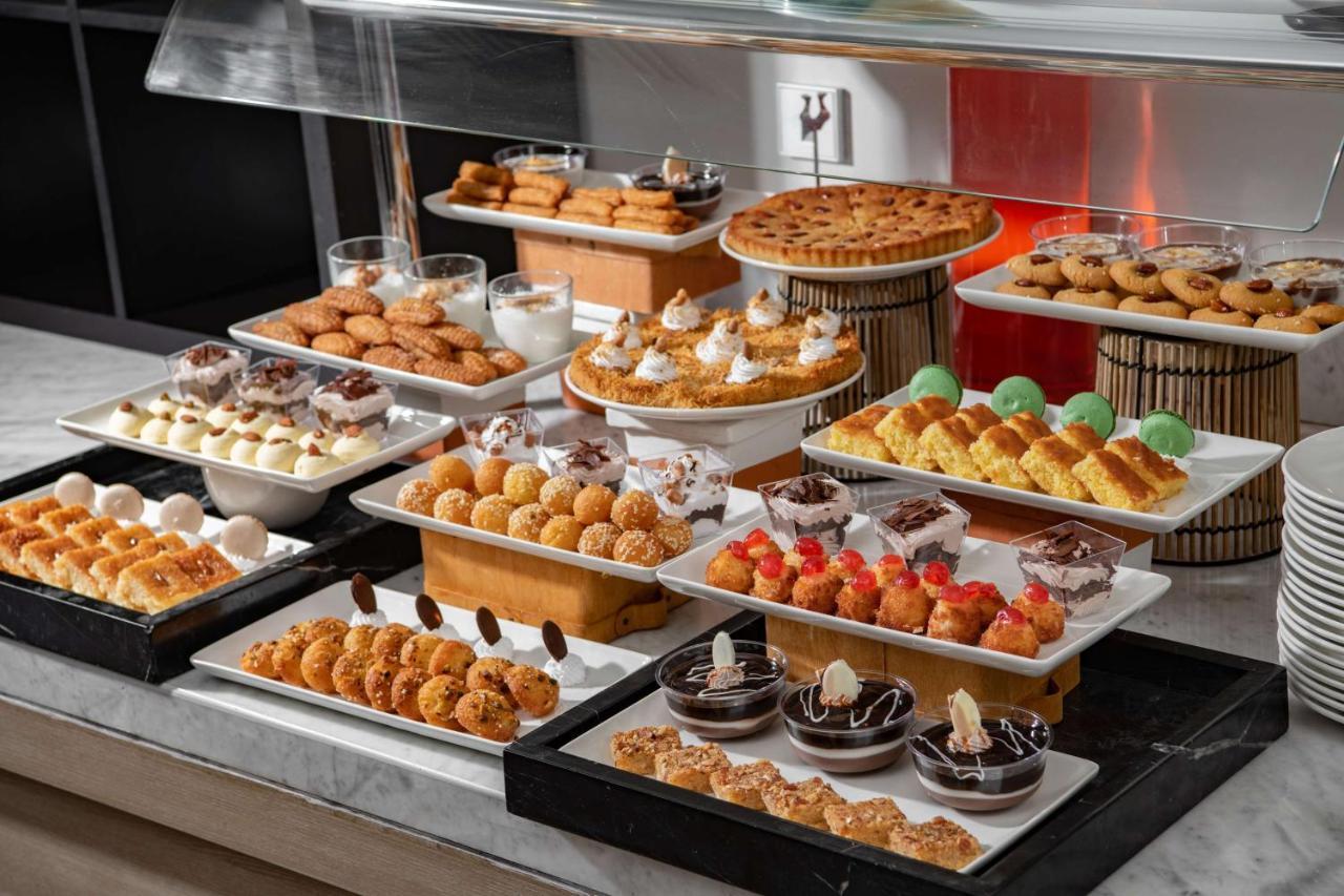 Park Inn By Radisson Makkah Aziziyah La La Mecca Esterno foto A buffet at a luxury hotel