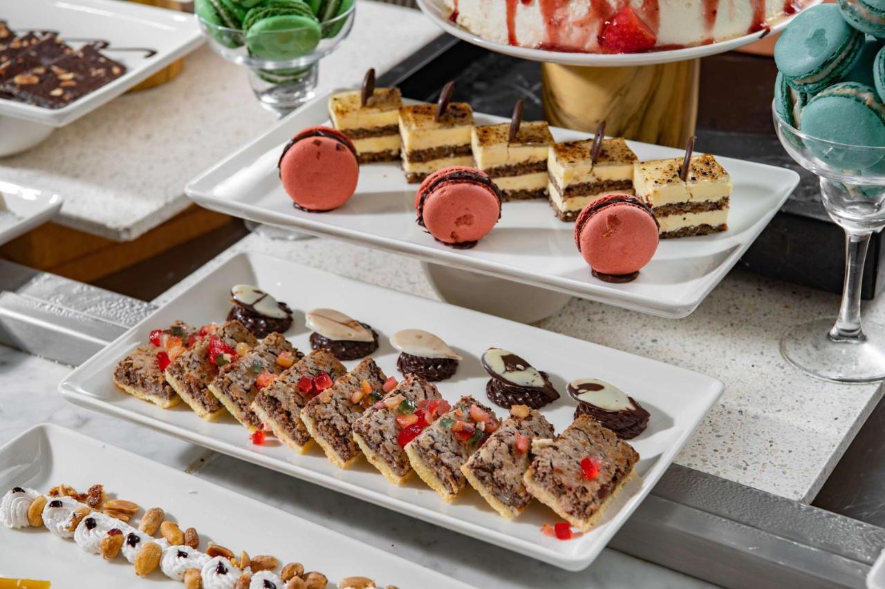 Park Inn By Radisson Makkah Aziziyah La La Mecca Esterno foto A selection of desserts