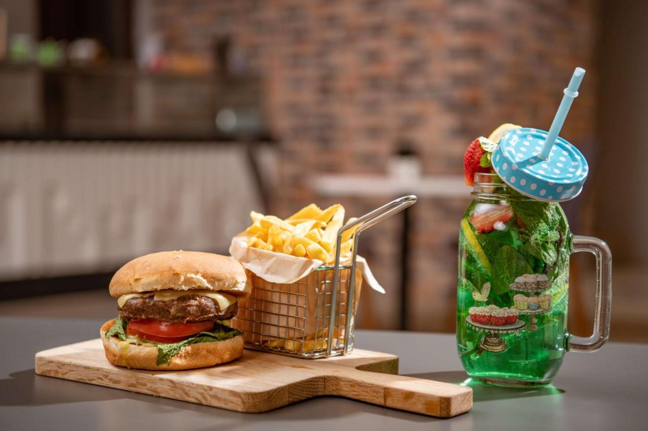 Park Inn By Radisson Makkah Aziziyah La La Mecca Esterno foto The restaurant's signature "The Big Bang" burger