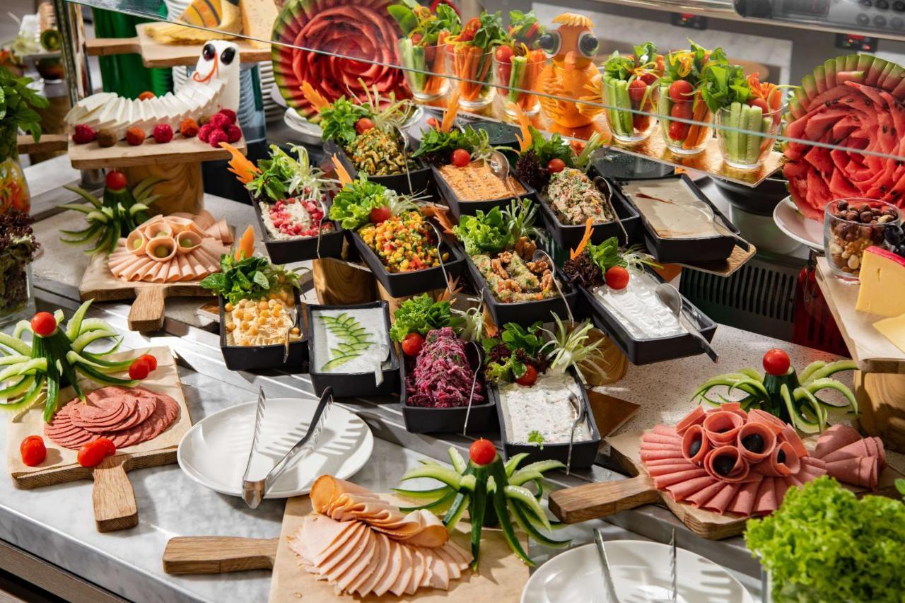 Park Inn By Radisson Makkah Aziziyah La La Mecca Esterno foto A buffet at a luxury hotel