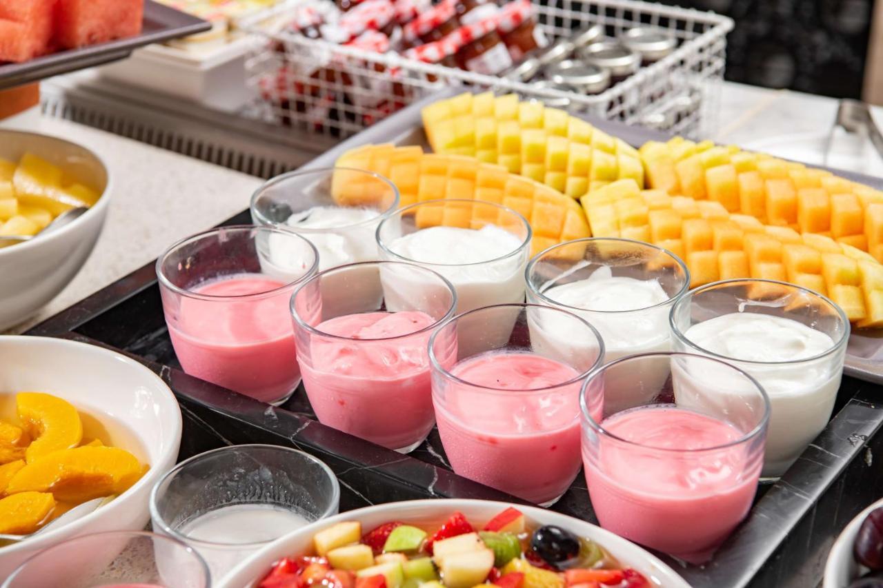Park Inn By Radisson Makkah Aziziyah La La Mecca Esterno foto Yogurt and fruit at a buffet breakfast