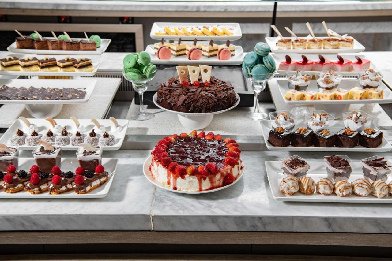 Park Inn By Radisson Makkah Aziziyah La La Mecca Esterno foto A selection of desserts