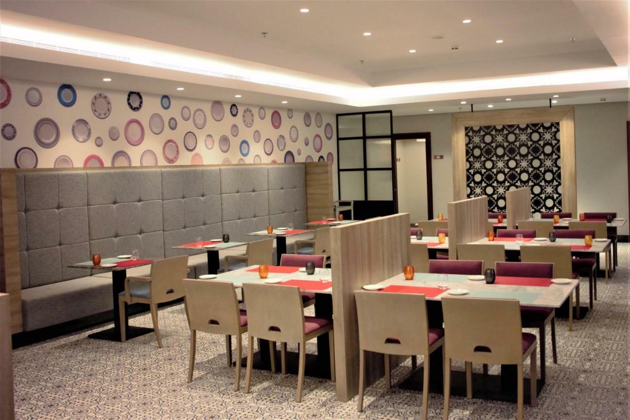 Park Inn By Radisson Makkah Aziziyah La La Mecca Esterno foto The restaurant's interior